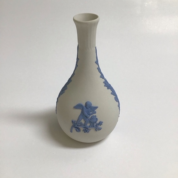 Wedgwood Jasperware Bud Vase Reverse Blue on Cream Cherub 5 1/2” Tall England - Picture 9 of 14